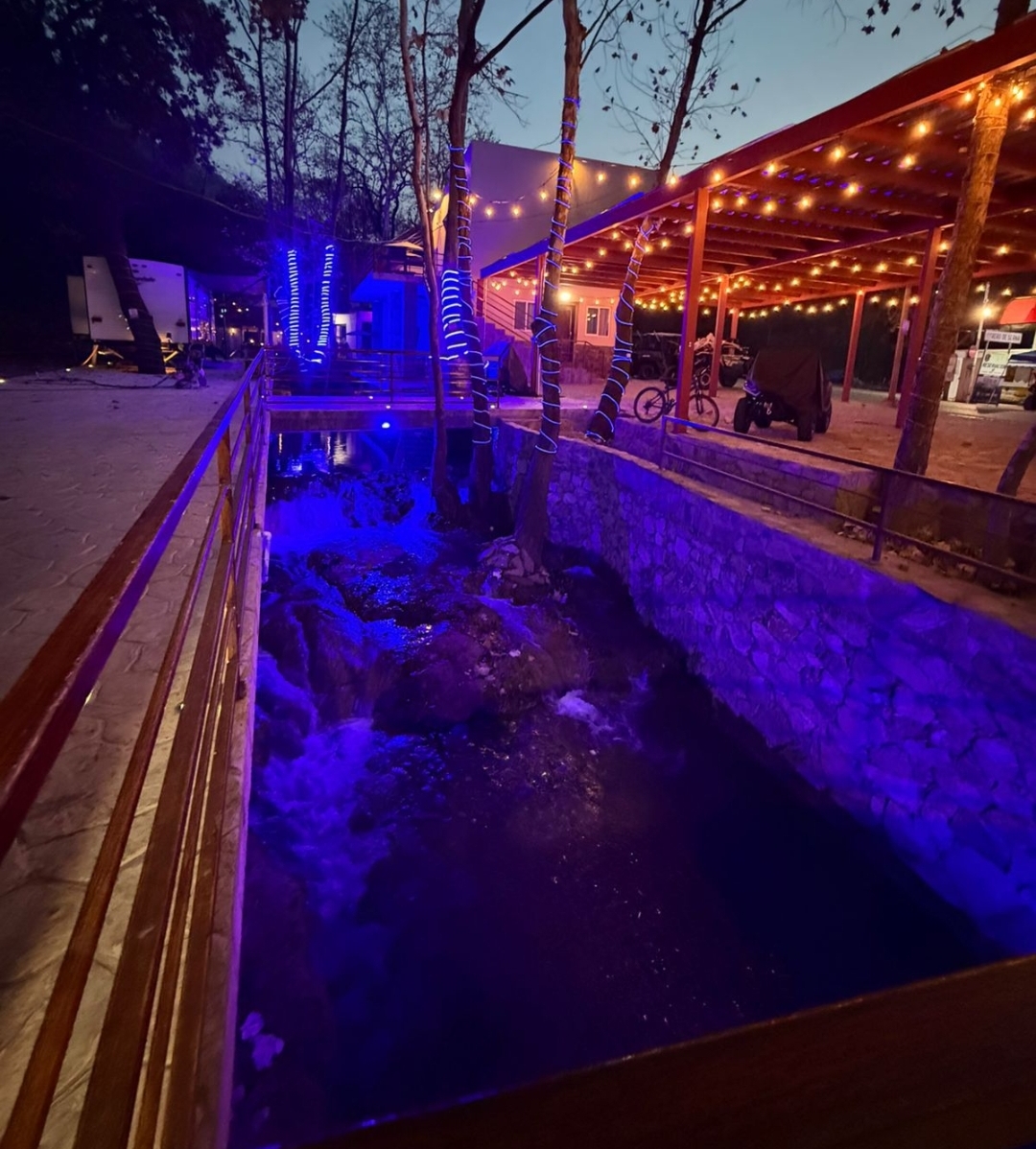 Río Iluminado Noche